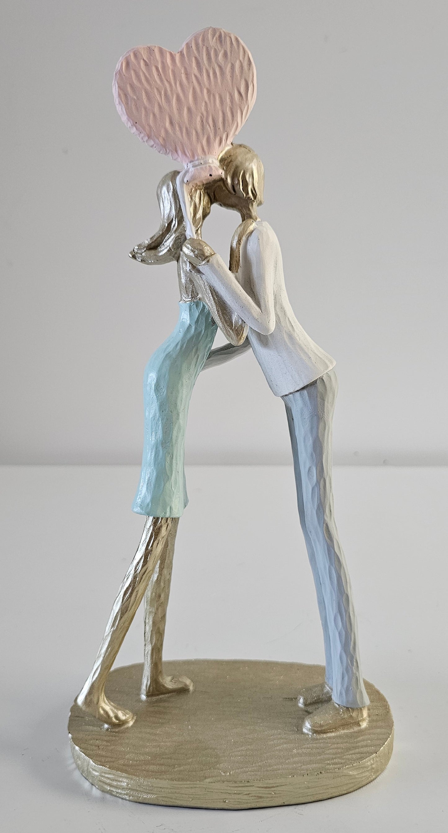 Elegant Couple Figurine – kissing couple with Heart