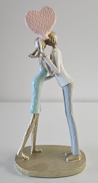 Elegant Couple Figurine – kissing couple with Heart